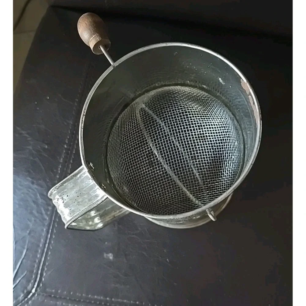 Vintage Bromwells Measuring Cup Flour‎ Sifter Crank Handle Kitchen Baking Tool